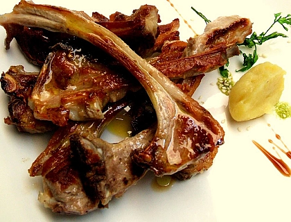 Chuletillas de cordero maceradas con patatas Chuletillas de cordero maceradas con patatas